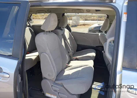 2018 Toyota Sienna Le 8 Passenger z USA, uszkodzony, nr VIN 5TDKZ3DC5JS902419